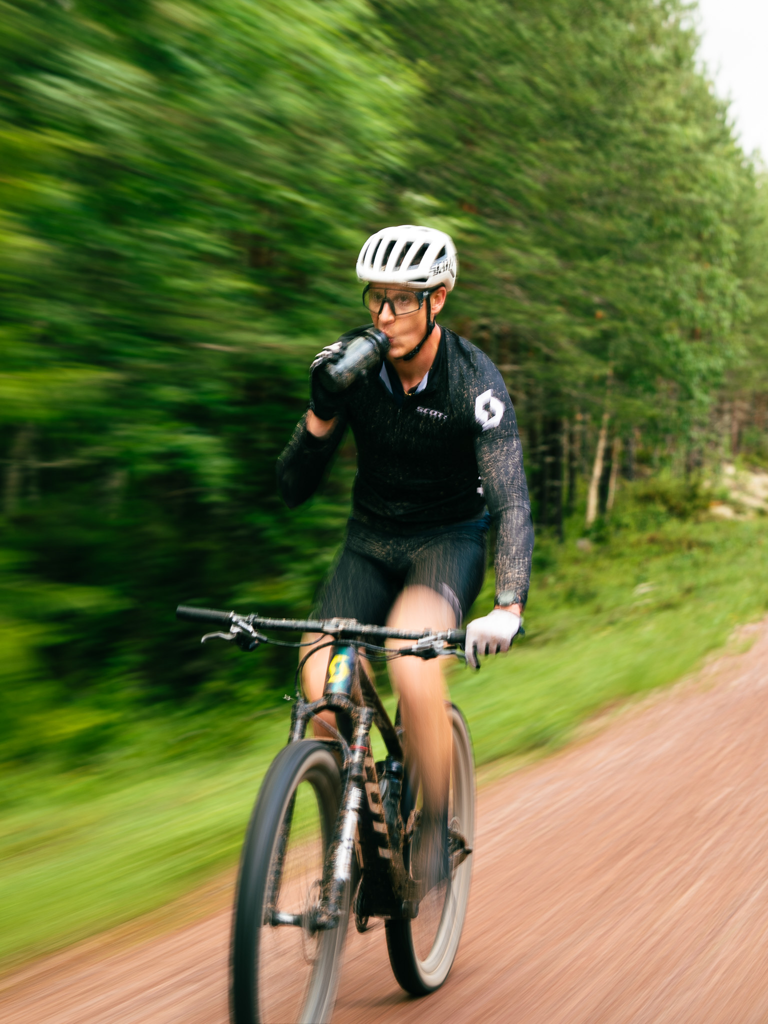 The tempo was consistently high, all the riders were in a "floor it" mode at all times. Here Simon, marketing coordinator at Scott, is having a "pause".